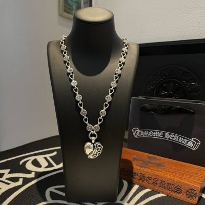 新款 专柜品质 Chrome Hearts克罗心马蹄十字架项链 藤花爱心吊坠 凹凸造型不同的花纹设计风格 呈现出与众不同 十字架 童军花是克罗心的志 所以更经久