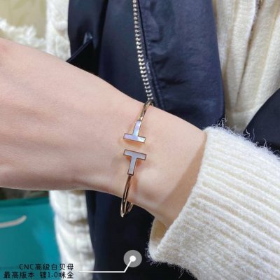 V金材质 Z批开版 Cnc对版，细节更完美 蒂芙尼Cnc双T高级白贝母手镯，最高版本。By T镶嵌白色高级贝母，T Square 戒指和手镯的轮廓更醒目大胆，手