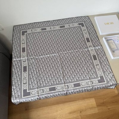 dior经典印花方巾，向经典的 Oblique 印花致敬。 这款 Diortwin 方巾采用桑蚕丝斜纹面料精心制作，搭配手工缉面线饰边，饰以同色调“Christ
