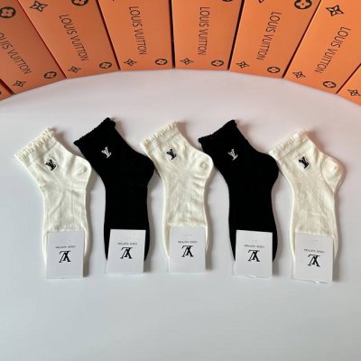 特 配专柜包装 Lv 路易威登 新款刺绣中短袜堆堆袜袜子！一盒五双，专柜同步筒袜袜子，大牌出街，潮人必备超好搭