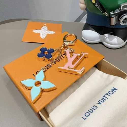Louis Vuitton官网钥匙扣 Lv经典四瓣花设计，精钢电镀搭配精致珐琅 高品质 不是市面普通版本 优雅的珐琅是Fleur De Monogram包饰的标