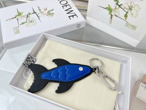 新品 罗意威Loewe 皮质钥匙扣 挂件 车钥匙扣 Fish Charm系列飞鱼挂件出货 采用进口小牛皮多色搭配，外配钥匙圈，可挂于包包，其萌趣、可爱的造型，让