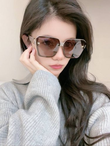 tr偏光系列 爱马仕 经典的方框设计，不挑脸型，无论搭配大衣还是连衣裙都非常显气质尼龙偏光镜片预防紫外线 型号：H1991