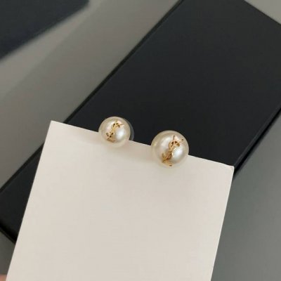 高品质 细节如图 Ys1大小珍珠耳钉 Z 3300，Z一致黄铜材质施华洛珍珠，经典大气，Ab款不对称大小珍珠的设计增加了时尚感，简约经典，落落大方，十年后戴还是