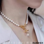 巴洛克土星珍珠项链 太精致了喜欢这种小而精致的款 它很适合叠戴那种很精致的饰品 这个东西我说来说去就这些话 但西太后这个牌子没尝试过的可以试试 很可以 主要太日