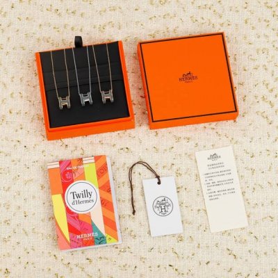 金色 香槟金色 银色 我们出品 大号，Zp3900 ，独家发售，代购版本 Herme*爱马仕珐琅弧形H项链，专柜在售3千现货2017版的把原来的钢铁丝项圈换成了