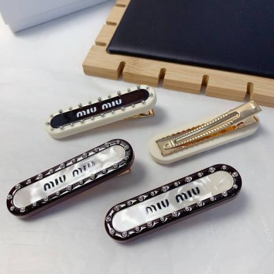 Miumiu缪缪 Miumiu发夹 亚克力围钻Logo边夹刘海夹压夹日常精致小单品 气质百搭小仙女必入单品 宝藏款 闭眼入推荐款 一对