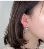 Chanel水滴形圆钻Cc满钻耳圈 不大不小刚刚好的Size 绝美耳圈 水滴造型镶嵌银色雪花钻感无敌闪 超立体打磨 整个耳环每个角度手感超好 简直不要太好看了