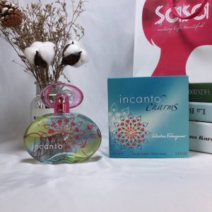 原单品质 110 菲拉格慕甜心魔力梦中情人女士淡香水100Ml 这款香水入围2007年Fifi Awaro最佳女香，它的热情、甜美让人如同进入了只有糖果和鲜花的