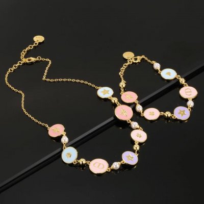 dior 迪奥多元素项链手链 采用复古金色作为主要颜色，配上字母增添了一份可爱。饰品的复古风格非常的讨好，与吊坠的搭配不会显得特别的沉闷，金色系的饰品佩戴在身上