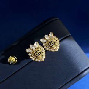 古驰Gucci复古小巧轻奢马眼钻镶钻爱心草莓造型耳钉 黄铜材质 古铜色 重约3.63G 尺寸约1.17Cm*0.87Cm*1Cm