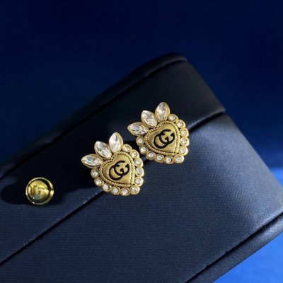 古驰Gucci复古小巧轻奢马眼钻镶钻爱心草莓造型耳钉 黄铜材质 古铜色 重约3.63G 尺寸约1.17Cm*0.87Cm*1Cm