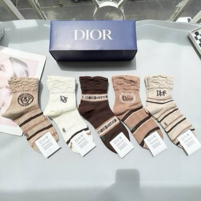 配包装 一盒五双 欧美大牌 Dior迪奥 好看到爆炸欧美大牌中筒袜男女款潮人必不能少的专柜代购品质高筒袜子 搭配起来超高逼格 时髦度爆表啊啊啊啊 推荐推荐推荐