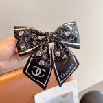 配包装 chanel 香奈儿 明星同款蝴蝶结发夹 弹弓夹 网红推荐款 经典蝴蝶结头饰 超级百搭哦 让你秒变大牌范儿