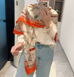 上新 双面同色方巾 这款hermes点睛配饰可以多种方式佩戴，与任何服饰皆搭配得宜。无论系绕颈间，或作为腰带、束发带及头巾佩戴，皆赏心悦目。法国制造。设计师 皮