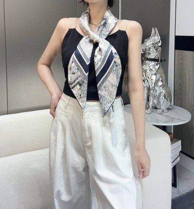 170 早春新款《苏格兰茹伊丝巾》 size：90X90Cm 100%真丝斜纹绸 16Mm原单克重 茹伊印花时尚与经典的象征Pietro Ruffo 巧妙结合传