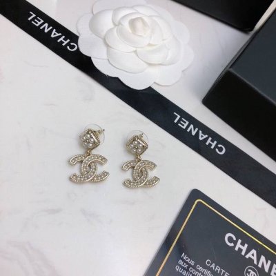 香奈儿 新款 与众不同的设计 个性十足 颠覆你对传统耳钉的印象 使其魅力爆灯 女神必备款