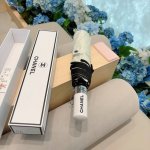 Chanel 香奈儿 三折自动折叠晴雨伞 集合香奈儿灵魂Logo为一体的设计风格高雅奢华 带在身上带来独特视觉效果 为伞而动 骄阳烈日下 有独家防晒科技 伞面选