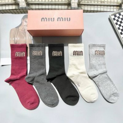 配包装 一盒五双 Miumiu 缪缪高品质超级爆款网红袜子Miu家官网同步饰品字母中筒袜 Ins明星网红推荐火爆至极纯棉材质 轻薄柔软透气 四季通用 欧美大牌街