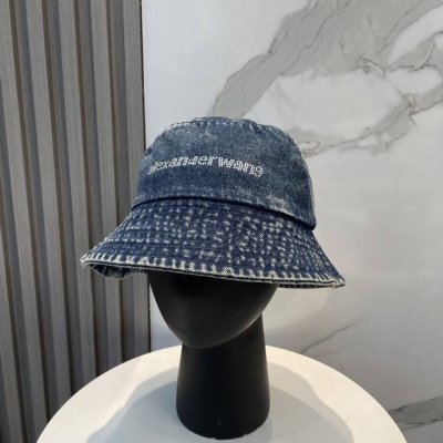 今天特别推荐～大王Wang渔夫帽安排一下， 采用带有复古质感的纯棉牛仔布制作而成，整体简约大气，而且很显脸小，四季凹造型、遮阳必备。烫钻品牌Logo则为帽子注入