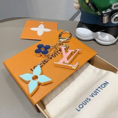 Louis Vuitton官网钥匙扣 Lv经典四瓣花设计，精钢电镀搭配精致珐琅 高品质 不是市面普通版本 优雅的珐琅是Fleur De Monogram包饰的标