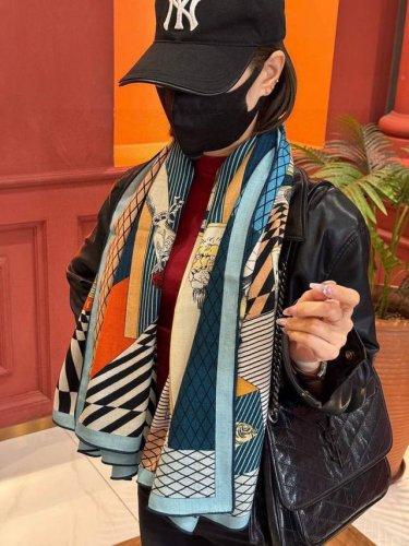 爱马仕新款双面同色 品名: 新型大剧院面料：丝绒尺寸：140*140 这款爱马仕点睛配饰可以多种方式佩戴，与任何服饰皆搭配得宜。无论系绕颈间，或作为上衣、腰带及