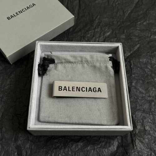 巴黎世家 Balenciaga 胸针、包夹、简单大方 大牌金质感饱满 ，搭配衣服超好看 ！