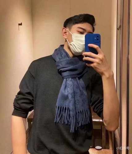 高版本，来了，超级中意非常稳我们的男款围巾且买且珍惜~~男款真的很少，一年也就出几款，都是出口订单所以比较难遇。男人的东西讲究少而精，好看的男款一定要收！这款l