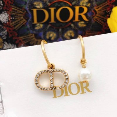 编号Ded0217 迪奥Dior 原单新品耳勾微镶钻Cd珍珠耳钉耳环 高端品质 专柜1:1开模 专柜原版同黄铜材质 高级925银针防过敏处理 Cnc精雕刻 细节