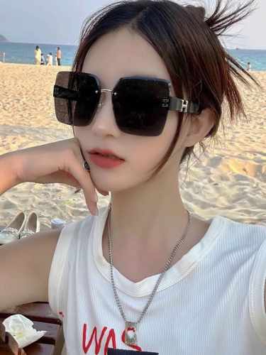 爱马仕 经典的方框设计，不挑脸型，无论搭配大衣还是连衣裙都非常显气质镜片预防紫外线 型号：H2101