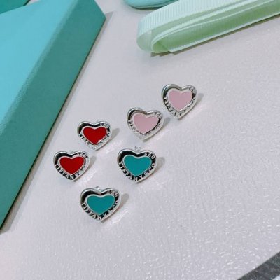 新款爱心蒂芙尼耳钉 Return To Tiffany 系列灵感源自 1969 年问世的标志性钥匙扣，经典标志诠释蒂芙尼的卓尔不凡。此款设计简约的心形手链彰显前