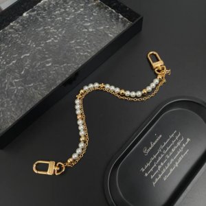 Lv 腰带链以双链设计宣示潮流个性：一条融汇珠饰，并以金属串珠拼写 Vuitton 标识，另一条借链环释放经典韵味。可悬挂于束带圈，为裤装造型点亮瞩目一隅 双链