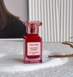 专柜品质 Tf电光樱桃香水 规格:50Ml 前调:黑樱桃 樱桃酒 苦杏仁 中调:樱桃糖浆 土耳其玫瑰 沙巴茉莉 后调:秘鲁香脂 烤零陵香豆 檀木 香根草 雪松