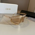 dior迪奥墨镜刘兩昕杨采钰同款 Diorclub M2 这款 Diorclub M2U太阳眼镜采用不规则眼罩式镜框 设计，彰显运动风格魅力。银色镜面镜片饰以蓝