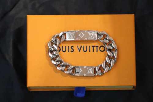 p300热销款推荐 louis Vuitton 老花情侣款古巴手链 手完感全两个概念Monogram链手式镯 配起戴来非漂常亮、原版开模！ 品超质赞推荐自入留手