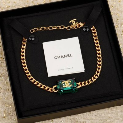 我们出品 Zp7280量大咨询客Fu Ch Nel绿色树脂双Cchoker 超级无敌难抢，专柜全部抢空，火到炸裂，美到窒息，不买真心对不起自己非常有高级感的一款
