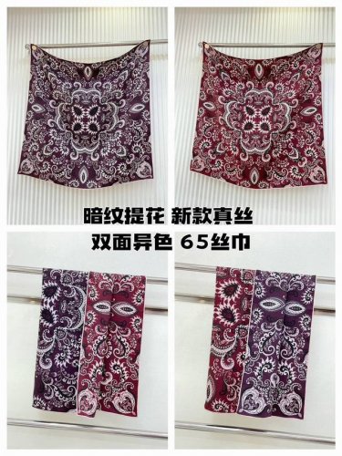 暗纹提花 双面异色 新品 Lp 腰果花小方巾 春夏真丝款 随意切换造型 ,小巧又不失优雅的款式 65*65 黄金尺寸 高级时尚又不会过于张扬，很有设计感~气质到