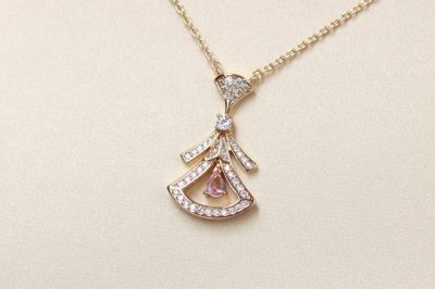 年七夕限定 Bvlgari 玫瑰金 粉钻裙子 锁骨项链 灿若迢迢银汉，柔如玲珑情窦。Bvlgari宝格丽Divas’ Dream系列七夕情人节特别款项链以优美曲