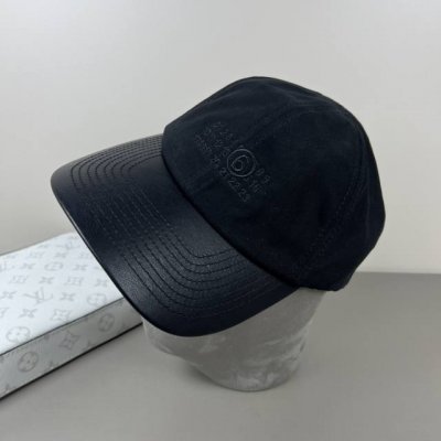 配防尘袋 潮牌 新款新作融入了特色面料，风格深邃、时尚、高级，复古风十足每处细节的拼接都是匠心之作，打破棒球帽的传统，爱了爱了限量发售！