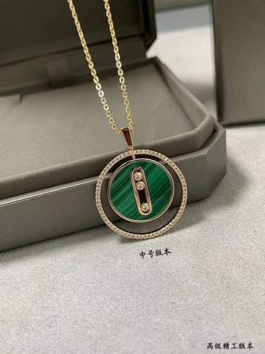 v金材质 梅西卡中号圆形孔雀石晃动项链，最经典的Move系列，有着很美好的寓意，代表着“无论过去，今天亦或未来，爱永远都在”。