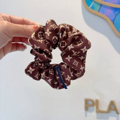 配包装 lv 路易威登 网红爆款真丝发圈 精致肠圈皮筋 佩戴舒适无压力 造型搭配必备 非常时尚百搭 女神必备单品 超级精致哦名媛范儿