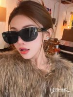 意大利芬迪-Fendi . 宝丽来树脂偏光镜片 . Tr90镜架轻便佩戴舒适 . Size 57-16-148 . 新款太阳镜 减轻强光负担 遮挡有害光线防辐射