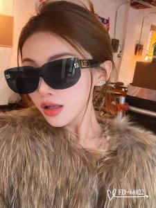 意大利芬迪-Fendi . 宝丽来树脂偏光镜片 . Tr90镜架轻便佩戴舒适 . Size 57-16-148 . 新款太阳镜 减轻强光负担 遮挡有害光线防辐射