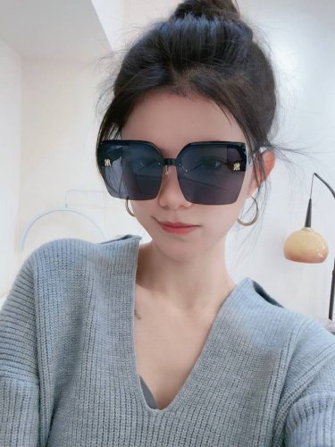 Tr偏光系列 Gucci 经典的方框设计，不挑脸型，无论搭配大衣还是连衣裙都非常显气质偏光镜片预防紫外线 型号：30049