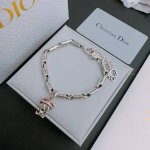 dior新款高品质迪奥手链原单货专柜新款开模复古潮流时尚必备 男女均可佩戴 情侣款同款 摇滚朋克泰银风格 复古元素 潮流百搭 官网同款项链最新款链条档次更高明星