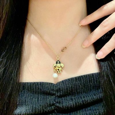 Louisvuitton以 经典花纹图案设计 双花 款设计方式吊坠Lv品牌标志设计 经典标志理念 演绎典雅也流行项链 时尚潮流百搭款 非常抢眼显白 专柜同款 黄