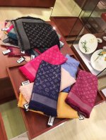 Louis Vuitton。 灰色金丝 Lv经典老花金银丝方巾 高版本！！驴家经典之作！欧美中东国际各大名模女星的挚爱！可以说没有这款围巾的女人就不能说自己喜欢