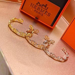P100。 爱马仕手镯 太考验师傅的手艺了 高端定制 女神 都爱爱马仕火爆 手镯 超精赞 各路女神 明星 同款 高端材质镀金，K金质感上手真的赞