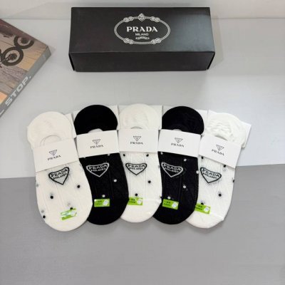 配包装 一盒5双 prada 普拉达 新款船袜 竹棉面料 经典三角标Logo 个性时尚百搭款 你值得拥有哦