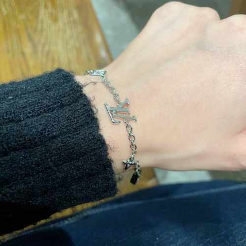 Louisvuitton以 经典花纹图案设计 双花 款设计方式吊坠Lv品牌标志设计，经典标志理念、演绎典雅也流行手链．时尚潮流百搭款．非常抢眼显白、专柜同款 黄